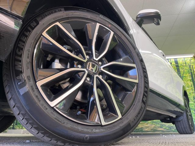 【純正18インチアルミホイール】外観にマッチした純正アルミホイールを装着しております。各種社外アルミホイールや、スタッドレスタイヤも取扱いしております。是非ご相談ください♪