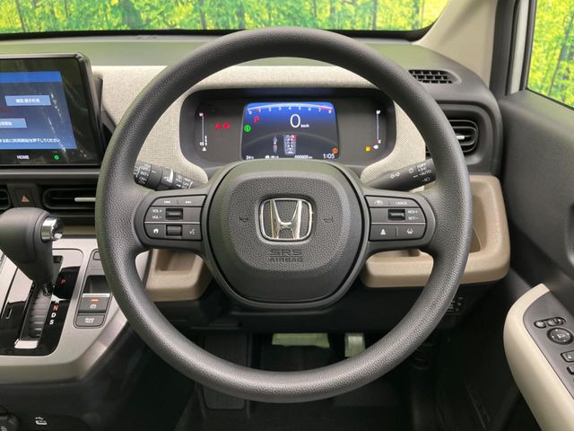 �C���e���A�ɍ��킹���f�U�C���̃X�e�A�����O�́A�^�]�������̂��Ƃ��l���A�^�]���₷���`��A�傫���ł��B�����x�A���ۂɐG���Ă��m���߂��������B