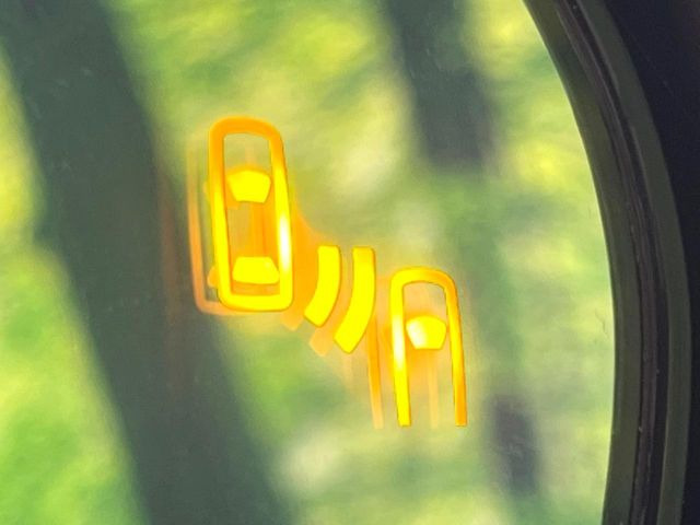 【ブラインドスポットモニター】走行中、ドアミラーの死角になりやすい箇所に後続車が接近するとサイドミラーのレンズに警告を表示!ドライバーに注意喚起をしてくれます。