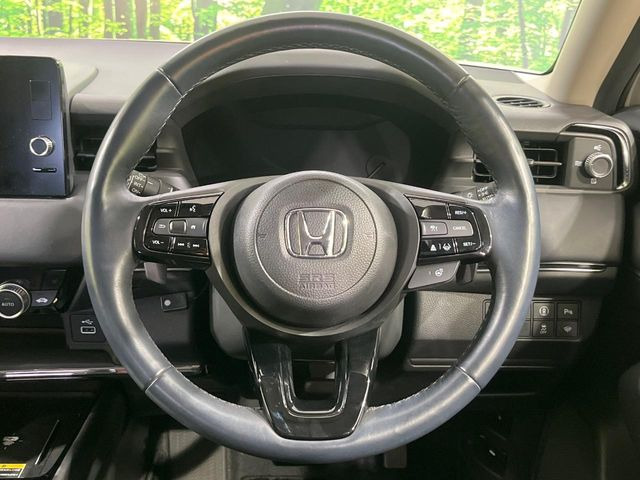 インテリアに合わせたデザインのステアリングは、運転される方のことも考え、運転しやすい形状、大きさです。是非一度、実際に触ってお確かめください。