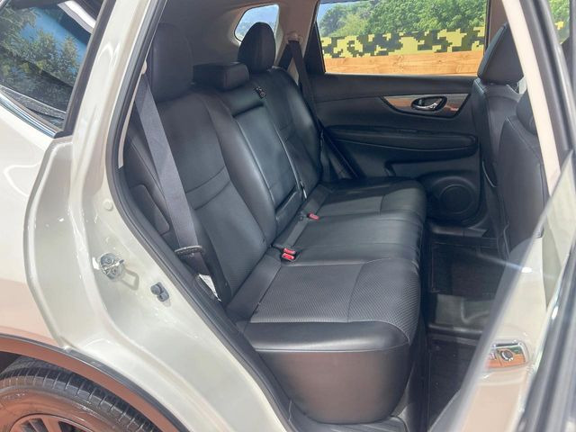 広々とした2列目シートは居住性が高く、居心地も快適!友達や家族とのお出かけにぴったりです。ベビーシートやチャイルドシート使用時も快適にお過ごしいただける十分な空間を確保しています。