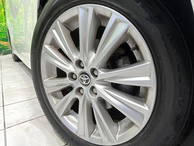【純正18インチアルミホイール】外観にマッチした純正アルミホイールを装着しております。各種社外アルミホイールや、スタッドレスタイヤも取扱いしております。是非ご相談ください♪