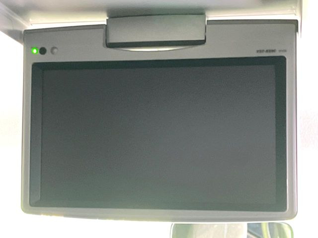 【フリップダウンモニター】大画面モニターで後席でもエンタメをお楽しみいただけます。小さなお子様にも大人気の装備です♪