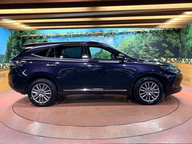 高透明度のガラス皮膜で撥水はもちろん、上質なツヤ・光沢を実現。紫外線や酸性雨から大切な愛車を保護し、色あせ・劣化を防止。「弾スプラッシュコート」、「弾プリミッサコート」からお選びいただけます。