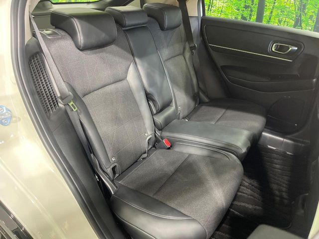 後部座席も気になるようなキズ・汚れやへたり等、大きなダメージはなく、良好な状態です。