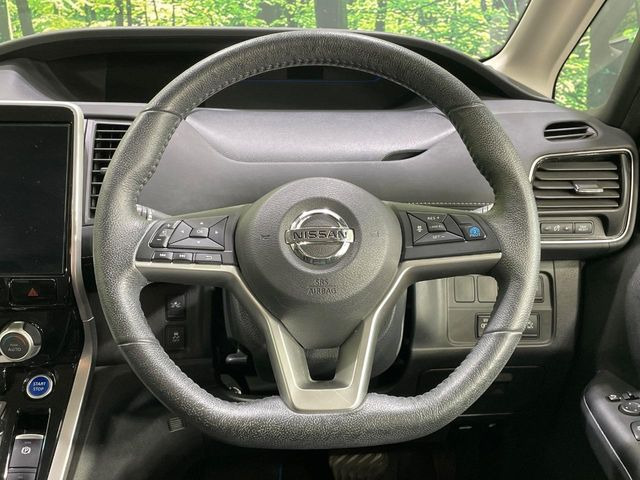 �C���e���A�ɍ��킹���f�U�C���̃X�e�A�����O�́A�^�]�������̂��Ƃ��l���A�^�]���₷���`��A�傫���ł��B�����x�A���ۂɐG���Ă��m���߂��������B