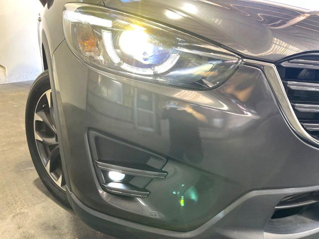 【HIDヘッドライト】非常に明るく前方を照らしてくれるので、悪天候や夜間の走行時も視界良好で安心してお乗りいただけます。