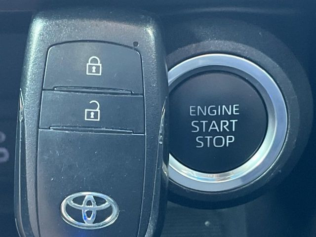 【スマートキー】カバンやポケットに入れたままでもドアの施錠・解錠が可能なスマートキーを装備。エンジンのオン・オフ時もカギを取り出す必要が無いからとっても便利です♪