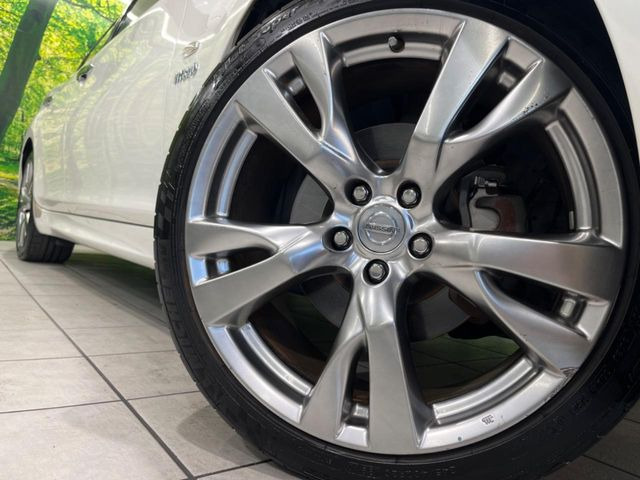 【20インチアルミホイール】外観にマッチした純正アルミホイールを装着しております。各種社外アルミホイールや、スタッドレスタイヤも取扱いしております。是非ご相談ください♪