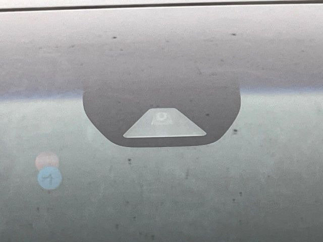 【ホンダセンシング】走行中に前方の車両等を認識し、衝突しそうな時は警報とブレーキで衝突回避と被害軽減をアシスト。より安全にドライブをお楽しみいただけます。