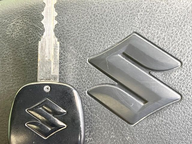 【キーレス】少し離れた場所からでもボタン一つでドアの開錠・施錠ができるのでとっても便利!ドアの鍵穴周りに傷をつけることもありません♪