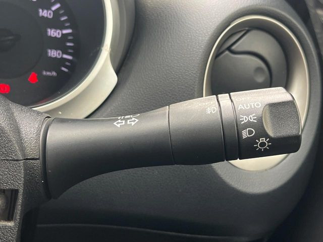 【オートライト】周りの明るさに応じて自動でヘッドライトの点灯・消灯ができる機能です!ライトの付け忘れ・消し忘れなどが無くなり、雨の日や夕方の走行も安心!トンネル通過時も便利ですね♪