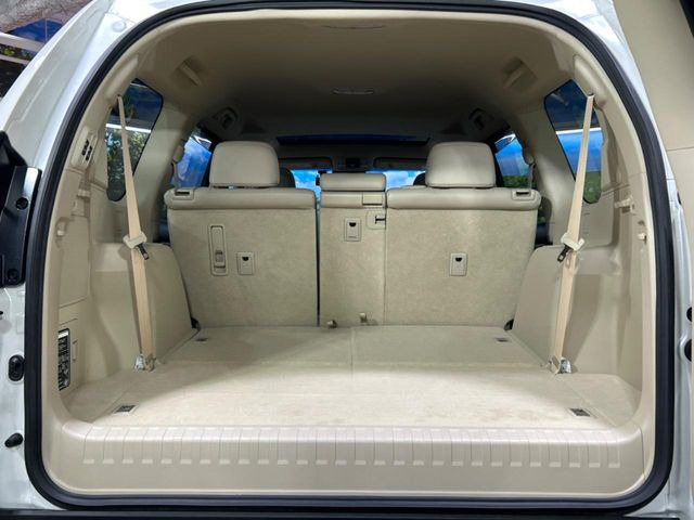 後席を格納すると、これだけの広さが!シーンに合わせたシートアレンジで、大きな荷物も積むことが出来ます♪