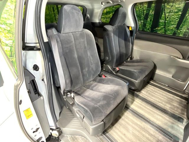 後部座席も気になるようなキズ・汚れやへたり等、大きなダメージはなく、良好な状態です。