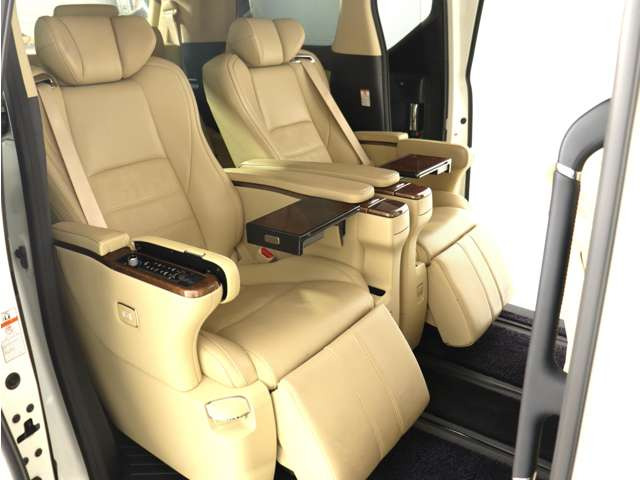 (☆プレミアムナッパ本革シート☆)なめらかでしっとりとした本革シート♪快適な温冷風シート機能、専用の読書灯、電動リクライニング、電動オットマン、格納テーブルと最上級グレード装備!