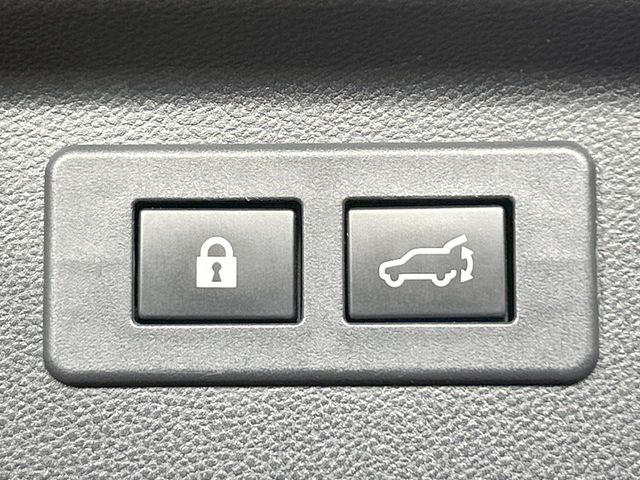 【パワーバックドア】スマートキーや運転席のボタンを押すだけでリアゲートが自動で開閉します!荷物を持っている時や、高い位置にあるバックドアを閉める際に便利な機能です♪