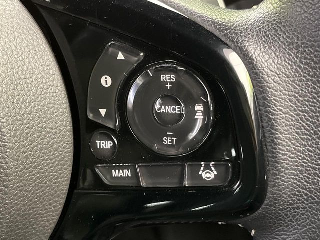 【全車速追従機能付クルーズコントロール】高速道路での長距離走行が楽に!!自動で速度を保つクルーズコントロールが、衝突軽減システムと連携し、前方の車両を感知して車間を保つように速度調節してくれます!!