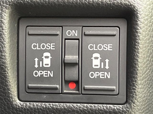 【両側パワースライドドア】スマートキーや運転席のスイッチで後席両側スライドドアの開閉が可能♪電動だから力を入れてドアを開ける必要が無く、小さなお子様でも簡単に開け閉めでき快適です♪