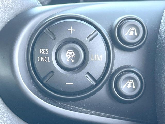 ●アクティブクルーズコントロール:前の車との車間距離を一定にとりつつ、一定速度で自動走行してくれる次世代のクルーズコントロール!主に高速道路や自動車専用道路で使用する便利な機能です!