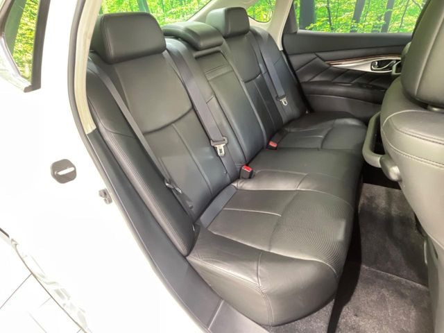 後部座席も気になるようなキズ・汚れやへたり等、大きなダメージはなく、良好な状態です。