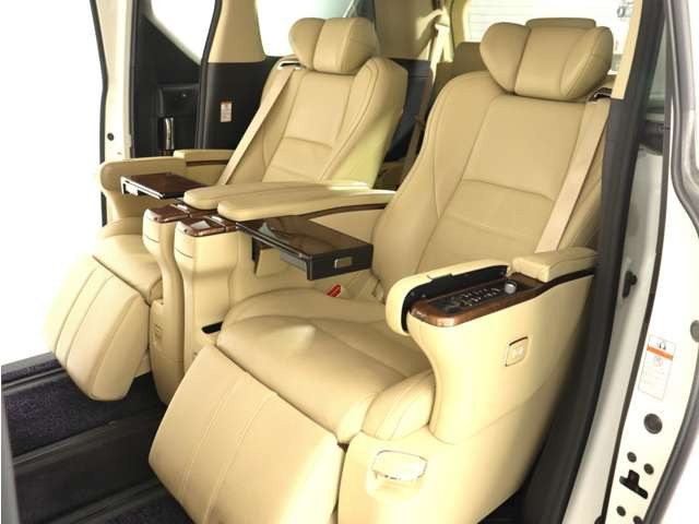 (☆プレミアムナッパ本革シート☆)なめらかでしっとりとした本革シート♪快適な温冷風シート機能、専用の読書灯、電動リクライニング、電動オットマン、格納テーブルと最上級グレード装備!