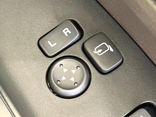 �y�d���i�[�~���[�z�T�C�h�~���[�͓d���i�[���ƂȂ��Ă���A�������ԏ�ł��L�Y�������X�N��}�����܂��B