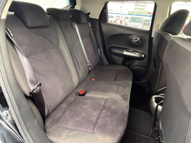 後部座席も気になるようなキズ・汚れやへたり等、大きなダメージはなく、良好な状態です。