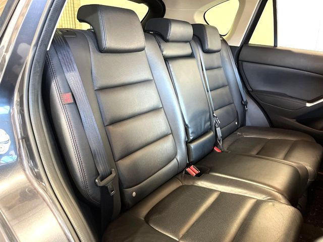 後部座席も気になるようなキズ・汚れやへたり等、大きなダメージはなく、良好な状態です。
