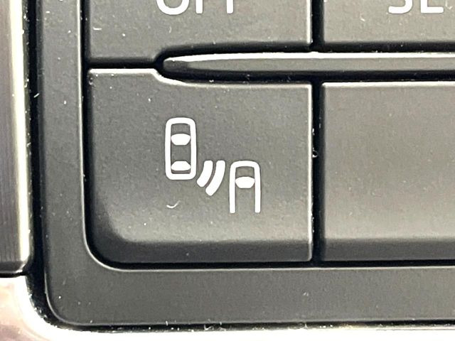 【ブラインドスポットモニタリング】走行中、ドアミラーの死角になりやすい箇所に後続車が接近するとサイドミラー付近に警告を表示、ドライバーに注意喚起をしてくれます。