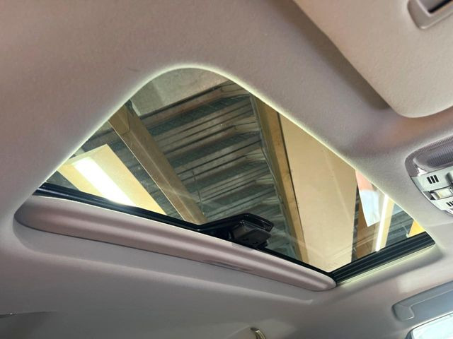 【サンルーフ】開放感たっぷりの希少装備、サンルーフが装着されています!車内に明かりを取り入れたり景色を楽しむ以外にも、車内の空気も簡単に換気できて快適です!