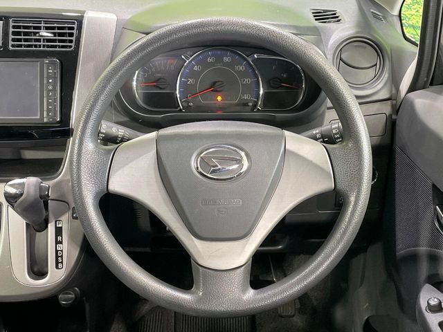 �C���e���A�ɍ��킹���f�U�C���̃X�e�A�����O�́A�^�]�������̂��Ƃ��l���A�^�]���₷���`��A�傫���ł��B�����x�A���ۂɐG���Ă��m���߂��������B