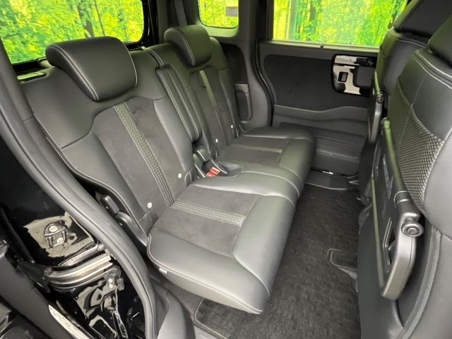 後部座席も気になるようなキズ・汚れやへたり等、大きなダメージはなく、良好な状態です。