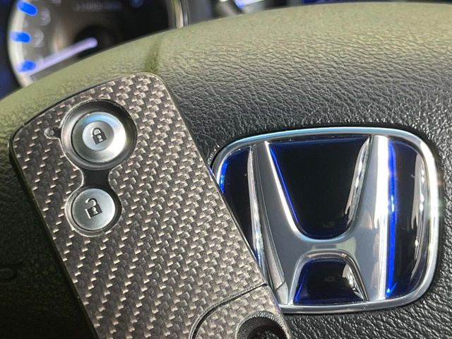 【Hondaスマートキー】カバンやポケットに入れたままでもドアの施錠・解錠が可能なスマートキーを装備。エンジンのオン・オフ時もカギを取り出す必要が無いからとっても便利です♪