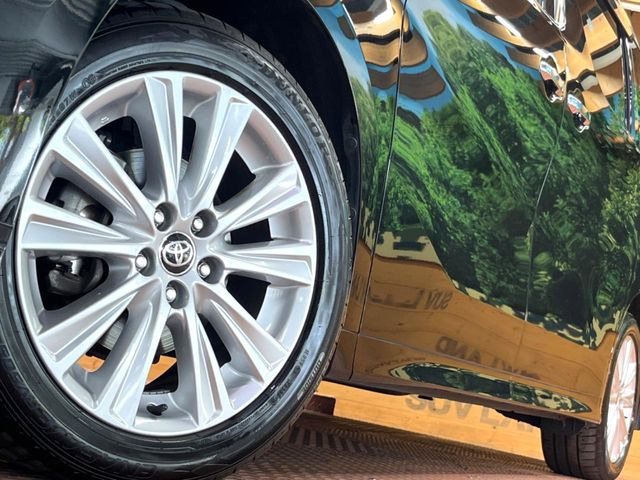 【純正18インチアルミホイール】外観にマッチした純正アルミホイールを装着しております。各種社外アルミホイールや、スタッドレスタイヤも取扱いしております。是非ご相談ください♪