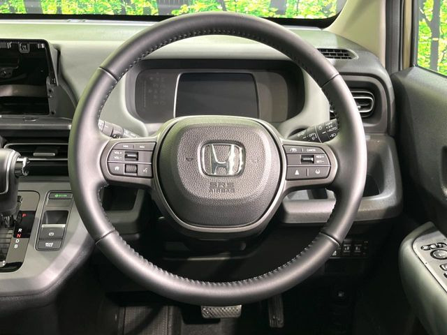 【ステアリングスイッチ】運転中、前方から目線をそらすことなく、オーディオ等の操作が可能な便利機能!安心&快適なドライブを演出してくれます♪