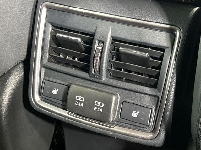 【前席+後席シートヒーター】寒い日に重宝するシートヒーターを後席にも装備!エアコンより早く温まってくれるので寒がりの人も安心ですね♪エアコンの温風は乾燥するから苦手、という方にもをおすすめです。