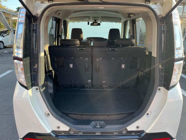 ���i�̂���������ʋ΁A���}���ɏ\���ȉ׎��X�y�[�X���m�ۂ��Ă���܂��B�Z�J���h�V�[�g��|���ƁA�傫�ȉו��̐ύڂ��\�ł���