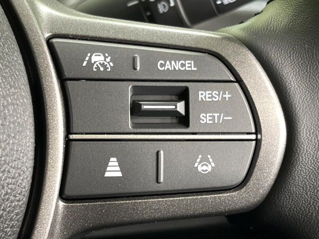 【アダプティブクルーズコントロール】高速道路での長距離走行が楽に!!自動で速度を保つクルーズコントロールが、衝突軽減システムと連携し、前方の車両を感知して車間を保つように速度調節してくれます!!