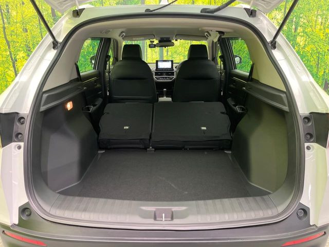 ���i�̂���������ʋ΁A���}���ɏ\���ȉ׎��X�y�[�X���m�ۂ��Ă���܂��B�Z�J���h�V�[�g��|���ƁA�傫�ȉו��̐ύڂ��\�ł���