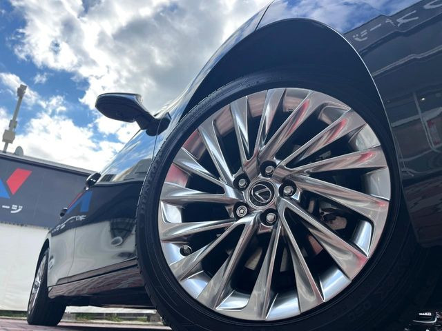 【純正18インチアルミホイール】外観にマッチした純正アルミホイールを装着しております。各種社外アルミホイールや、スタッドレスタイヤも取扱いしております。是非ご相談ください♪