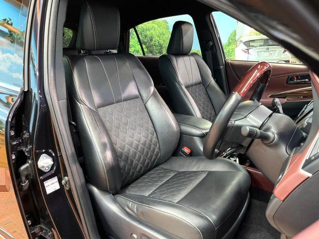 【ハーフレザーシート】高級感と座り心地を両立した人気のシート♪背面・座面はスエード調となっており、肌触りや滑りにくさに優れています。気温や服装に左右されず快適にお乗りいただけます。