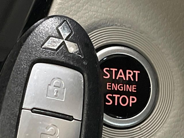 【オペレーションキー】カバンやポケットに入れたままでもドアの施錠・解錠が可能なスマートキーを装備。エンジンのオン・オフ時もカギを取り出す必要が無いからとっても便利です♪