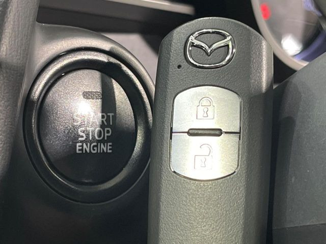 【アドバンストキー】カバンやポケットに入れたままでもドアの施錠・解錠が可能なスマートキーを装備。エンジンのオン・オフ時もカギを取り出す必要が無いからとっても便利です♪