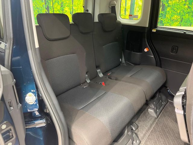 後部座席も気になるようなキズ・汚れやへたり等、大きなダメージはなく、良好な状態です。