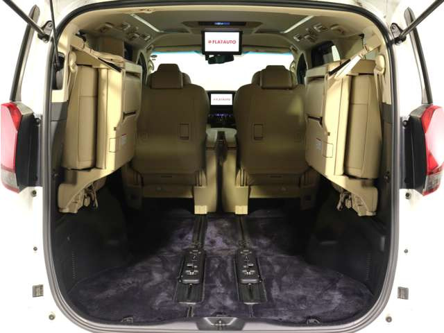 ミニバン最大級のスペース!ご家族、お友達とのキャンプやバーベキューほか、お仕事でも十分な容量が有ります!