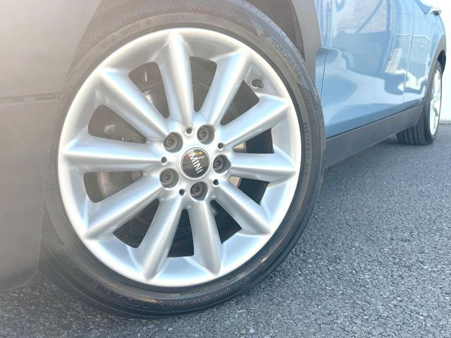 ●純正17インチアルミホイール:輸入車ならではの卓越した走りを支えるホイールと足回りです!日本車の走りに慣れている方にもぜひ体感して頂きたいほど、高いレベルでまとまっています!