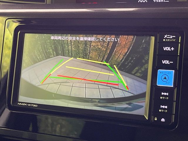 【バックカメラ】駐車時に後方がリアルタイム映像で確認できます。大型商業施設や立体駐車場での駐車時や、夜間のバック時に大活躍!運転スキルに関わらず、今や必須となった装備のひとつです!