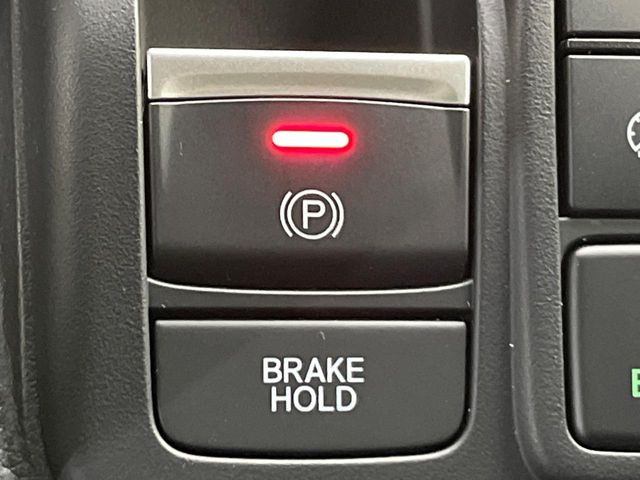 【オートブレーキホールド】信号待ちや渋滞で停車時にブレーキから足を離しても、停止状態を保持してくれます。前進するときはアクセルを踏めば自動で解除されるので安心♪街乗り運転が楽になります♪