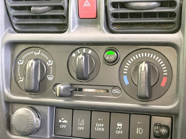 寒い冬も暑い夏も全席に快適な空調を届けてくれる、ダイヤル式エアコンを装備♪