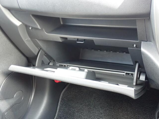 収納たっぷりグローブボックス。